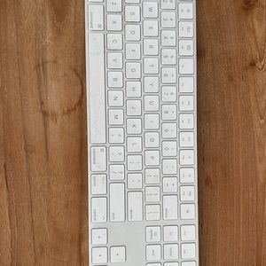Apple wireless magic keyboard. Works great!